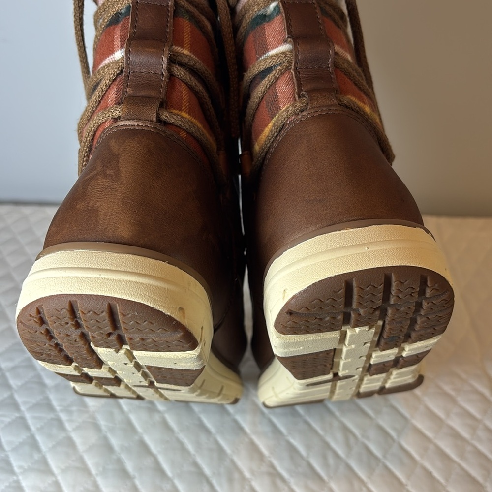 LL.Bean Mountain Lodge Muk Luk
Boots Size 8 - Picture 11 of 14